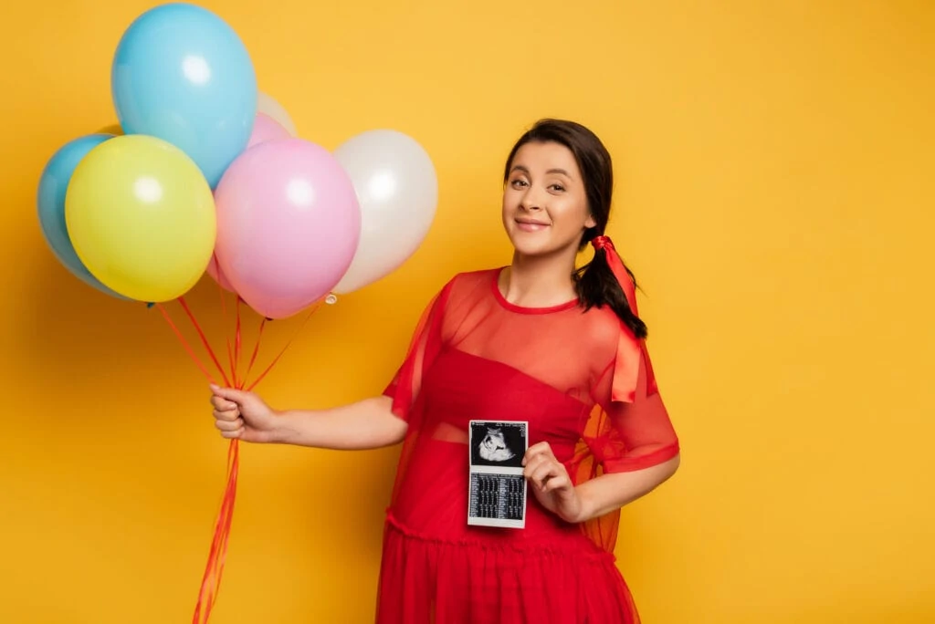 webbabyshower mom-to-be with balloons