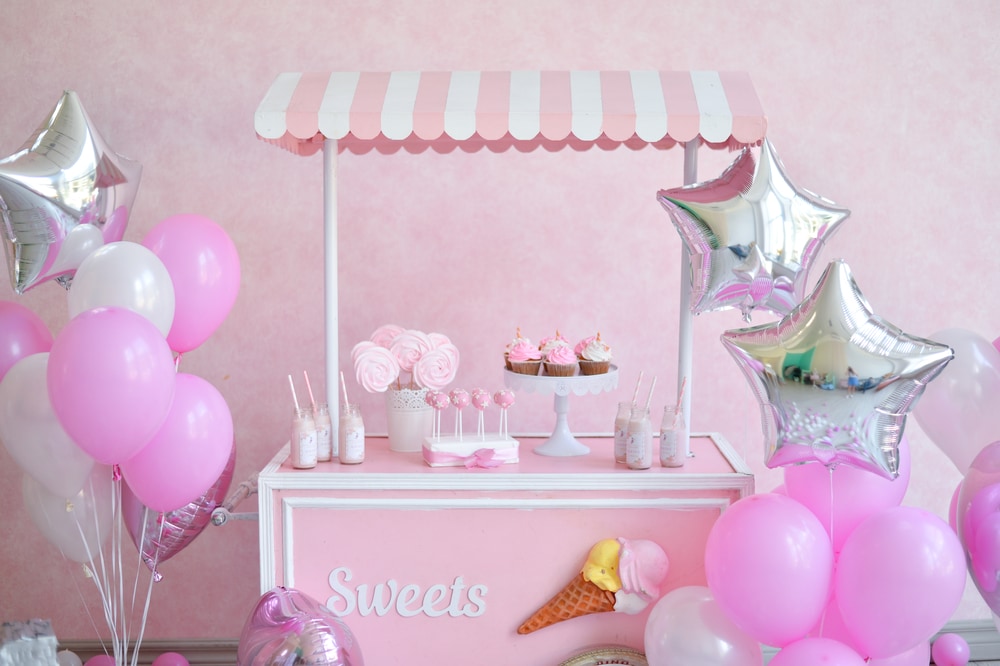 webbabyshower sip and see pink theme  with balloons, cupcake, lollipop on a stall