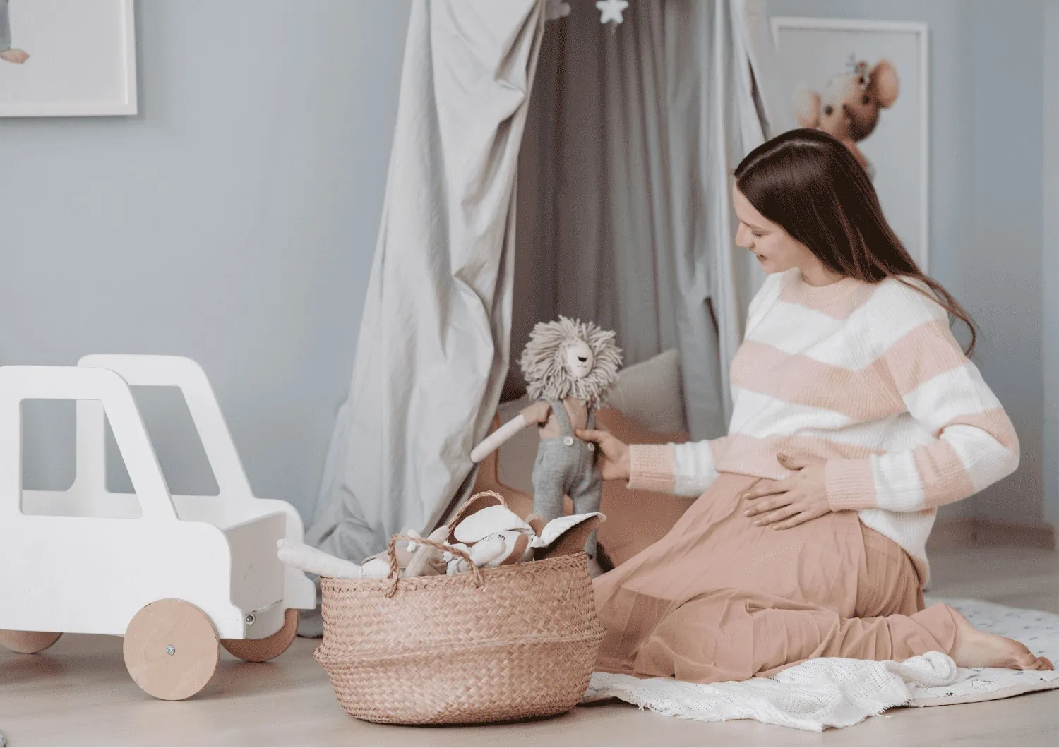 https://webbabyshower.com/wp-content/uploads/2023/06/mom-to-be-with-baby-items.webp