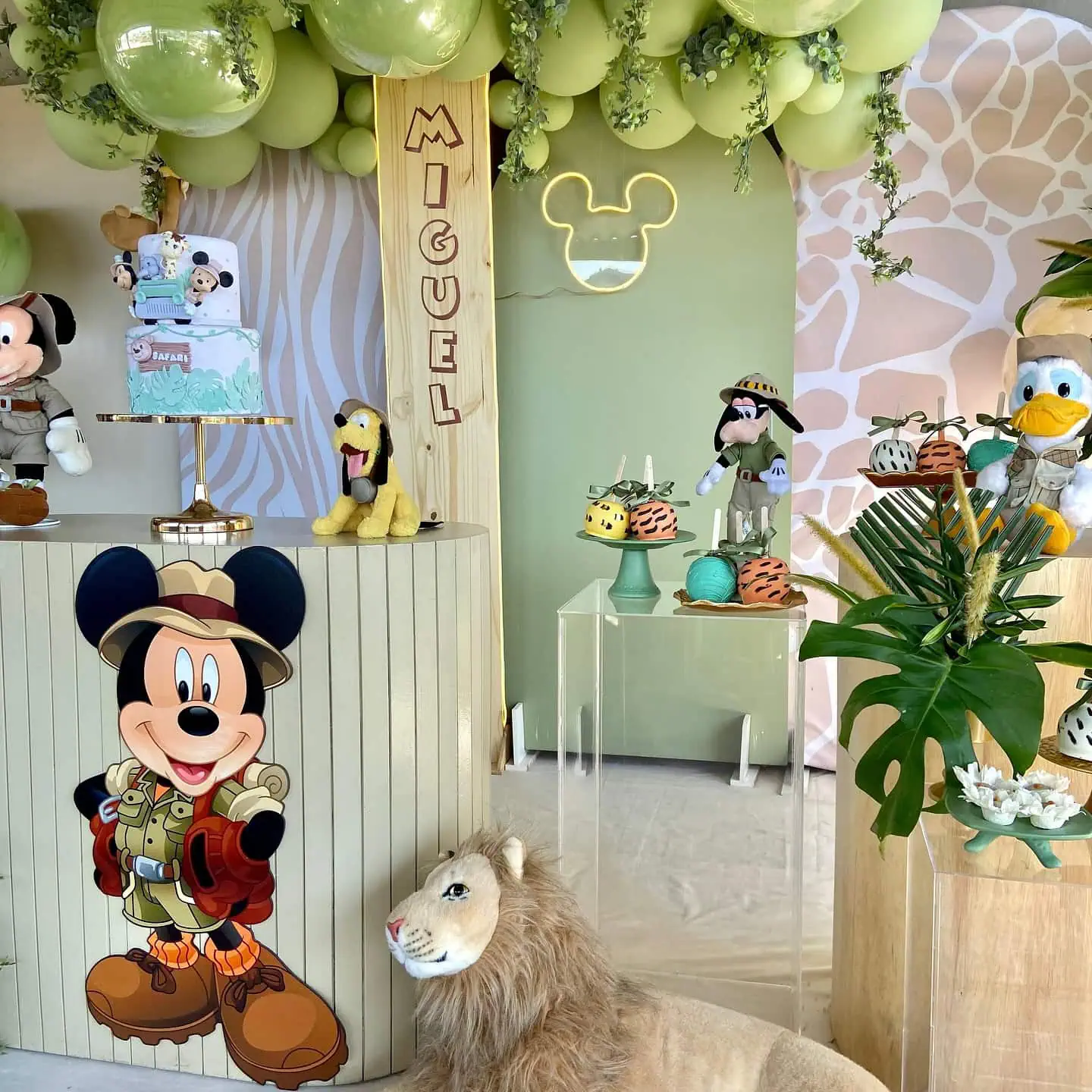 a picture of a safari baby shower organized by P&R Decoração in Carapicuíba, Brazil