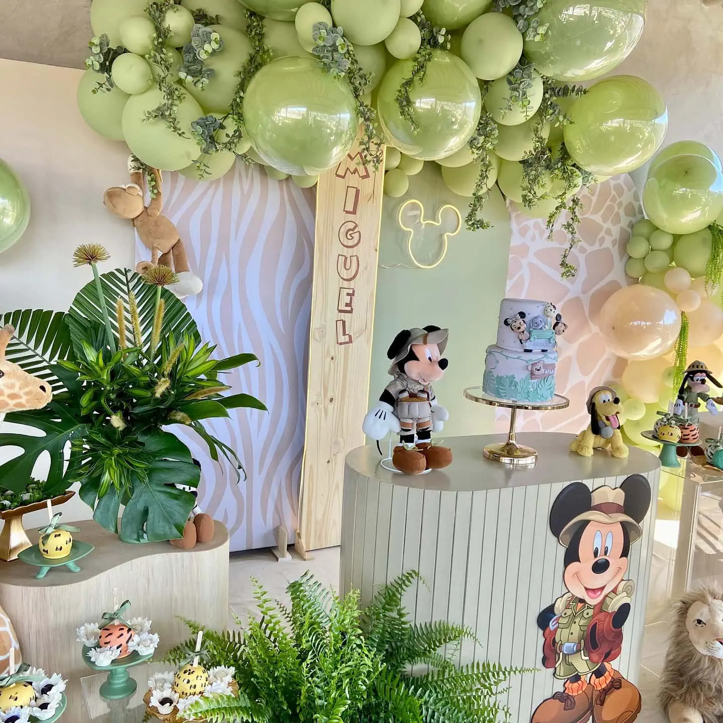 a picture of a safari baby shower organized by P&R Decoração in Carapicuíba, Brazil