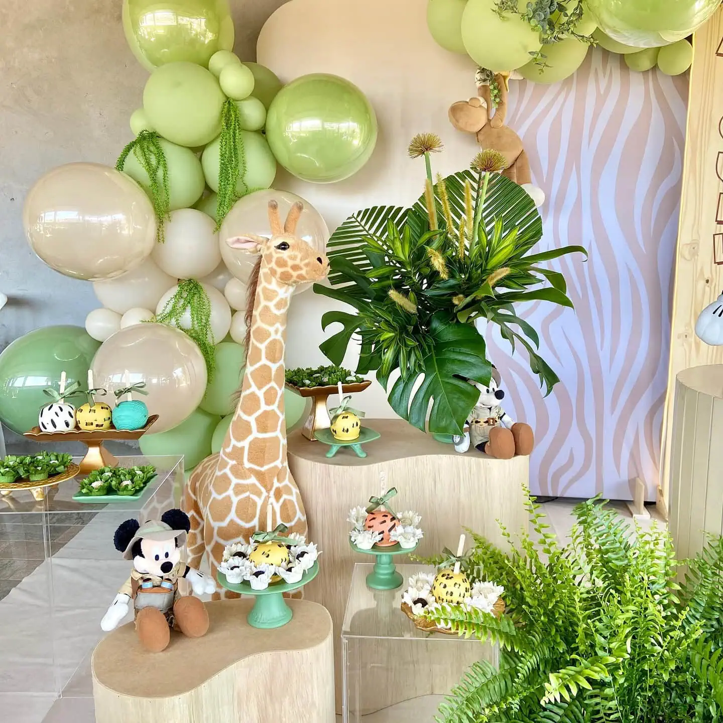a picture of a safari baby shower organized by P&R Decoração in Carapicuíba, Brazil