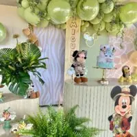 a picture of a safari baby shower organized by P&R Decoração in Carapicuíba, Brazil