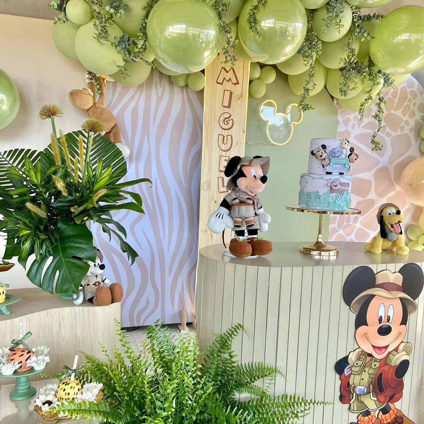 a picture of a safari baby shower organized by P&R Decoração in Carapicuíba, Brazil
