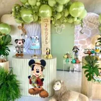 a picture of a safari baby shower organized by P&R Decoração in Carapicuíba, Brazil