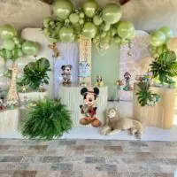 a picture of a safari baby shower organized by P&R Decoração in Carapicuíba, Brazil